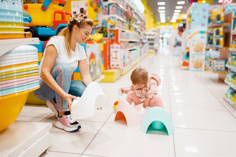 תמונה בנושא mother with girl choosing baby potty in kids 3qxwn4g 1